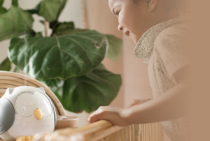 Un enfant avec un diffuseur Feather the Owl