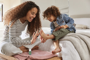 Mor och barn som använder den eteriska oljan Gentle Baby