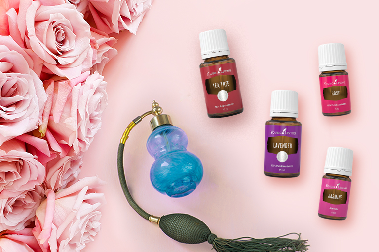 Ätherische Öle von Teebaum, Jasmin, Lavendel und Rose mit Parfümflasche