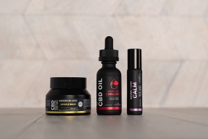 Baume pour les muscles au CBD, huile Cinnamon CBD Oil 1000 mg et flacon à bille Calm CBD Roll-On 300 mg