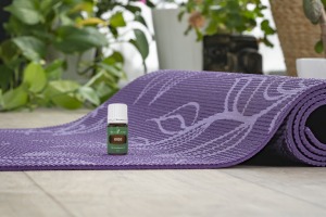 Óleo essencial Hinoki com um tapete de ioga