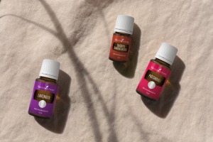 Frascos dos óleos essenciais de lavanda, patchouli e sândalo