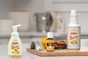 Eteerinen Lemon-öljy, Thieves Household Cleaner ja Thieves Foaming Hand Soap