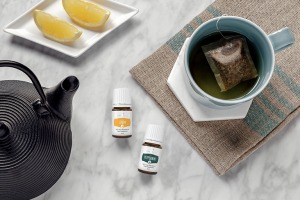 Óleos essenciais de Lemon+ e Peppermint+ com uma chávena de chá à noite