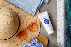 Mineralinis losjonas nuo saulės (SPF 50) su akiniais ir kepure nuo saulės