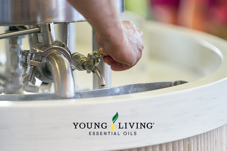 Destilleringsmaskin med Young Livings logotyp