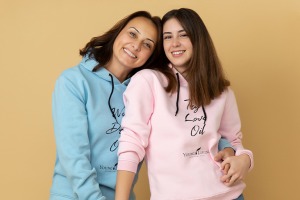 Sudaderas con capucha Young Living en colores azul y rosa.