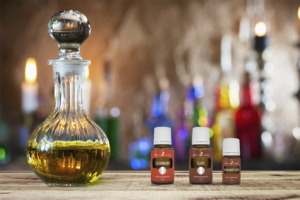 Óleos essenciais de cedro, cravinho e canela com um frasco de perfume