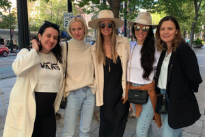 Vijf vrouwen glimlachen en poseren voor een groepsfoto tijdens het Silver Retreat