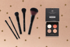 Sombras de ojos Savvy Minerals by Young Living® Eyeshadow Palette con las brochas Savvy Minerals Essential Brush Set