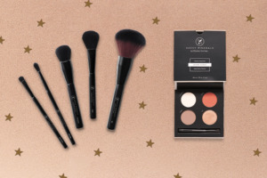 Akių šešėlių paletė „Minerals by Young Living® Eyeshadow Palette“  su šepetėlių rinkiniu „Savvy Mineral Essential Brush Set“