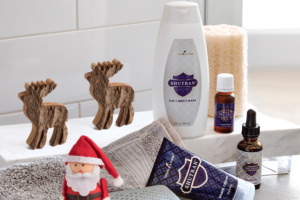 Julprydnader i form av jultomte och renar tillsammans med den eteriska oljan Shutran®, Shutran® 3-in-1 Men’s Wash, Shutran® Shave Cream och Shutran® Beard Oil