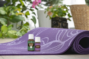Esterilla de yoga con dos frascos de aceite esencial de Eucalyptus Globulus y Grounding.