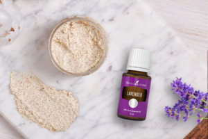 Exfoliante para lábios caseiro com o óleo essencial de lavanda