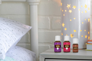 Lavendel, Patchouli und Zimtrinde ätherisches Öl auf Nachttisch im Schlafzimmer
