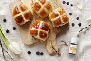 Bollos "Hot Cross Buns" con aceite esencial Lemon+ y arándanos