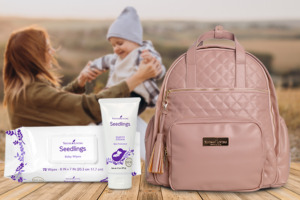 Mutter und Baby mit Young Living Diaper Backpack Wickeltasche, Young Living Seedlings Diaper Cream und Young Living Seedlings® Baby Wipes