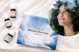 Young Living Divine Destiny Collection mit ätherischer Ölmischung Daily Divine, I Am Blessed, I Am Creative und Frau mit inspiriertem, zuversichtlichem Gesichtsausdruck