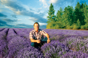 Le fondateur de Young Living, D. Gary Young, assis dans un champ de lavande