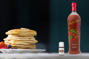 Fluffige American Pancakes mit Sirup, frischen Erdbeeren, Blaubeeren, Cinnamon Bark Plusöl und NingXia Red® Getränk