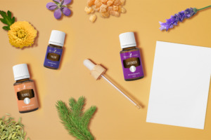 Ätherische Öle von Lavendel, Fenchel und Valor® Ölmischung mit einem Blatt Papier und einer Glaspipette.