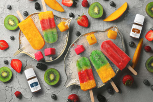 Buntes Eis am Stiel mit frischen Erdbeeren, Blauberen, Kiwi und ätherischen Plusölen Ginger+ und Basil+
