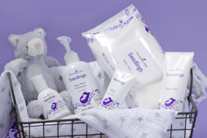 Young Livings Seedlings®-sortiment i en korg med ett mjukdjur. Produkterna som visas är Seedlings® Baby Oil, Seedlings® Baby Wipes, Seedlings® Baby Lotion, Seedlings® Diaper Cream och Seedlings® Baby Wash & Shampoo.