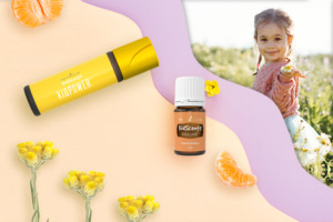 L’huile essentielle KidScents® KidCare et l’applicateur à bille KidScents® KidPower ainsi qu’un enfant dans un champ de fleurs