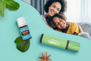 Roll-on-urile KidScents® Refresh Essential Oil & KidScents® TummyGize cu mama și copilul îmbrățișându-se.