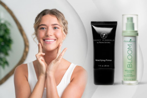 Lächelnde Frau bei der Gesichtspflege mit BLOOM by Young Living Brightening Lotion Gesichtscreme und Savvy Minerals by Young Living® Mattifying Primer