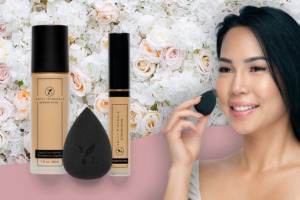 Frau mit strahlender Haut beim Schminken mit Savvy Minerals® Liquid Foundation, Savvy Minerals® Liquid Concealer und Make-Up Schwämmchen 