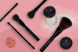 Auswahl an Make-Up Pinseln aus Young Livings Pinsel Set mit Rouge-Pinsel, Foundation-Pinsel, Lidschatten-Pinsel, Puder-Pinsel und Verblende-Pinsel, Savvy Minerals Veil Puder und Savvy Minerals Blush