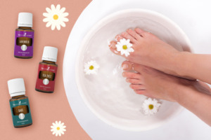 Entspannendes Fußbad mit Blumen und ätherischem Lavendelöl, Teebaumöl und Salbeiöl