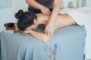 Frau bei der Massage mit festem Massageöl