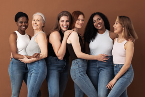 Sechs Frauen verschiedenen Alters, Herkunft und Aussehens die sich umarmen