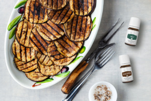 Grillade aubergineskivor med de eteriska oljorna Black Pepper+ och Parsley+