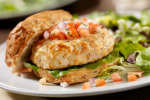 Hamburguesas de pavo a la barbacoa con salsa y ensalada