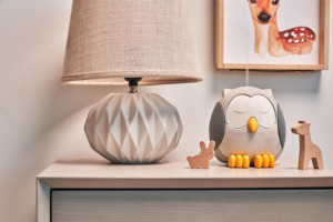 Young Living Feather The Owl Diffuser Aromadiffusor im Kinderzimmer auf der Kommode