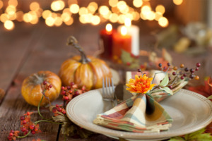 Padengtas rudeniškos vakarienės stalas.