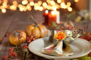 Tafel aangekleed voor een herfstdiner.