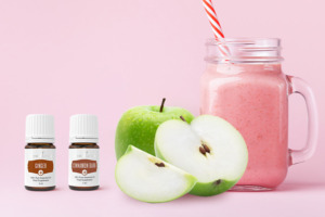 Rožinis tirštasis kokteilis su žaliais obuoliais, eteriniais aliejais „Ginger+“ ir „Cinnamon+“