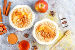 Image de porridge avec fruits à coques, pommes et Cinnamon Bark+.