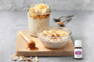 Bild von einem Glas mit Overnight Oats Haferflocken mit Cardamom+ Plusöl