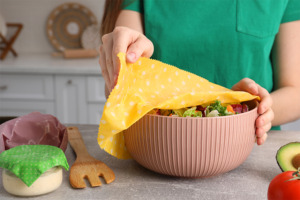 Immagine del tessuto cerato che copre una ciotola di insalata