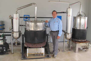 D. Gary Young neben dem Destillierapparat für Dampfdestillation