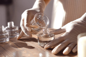 Bild von ätherischen Ölen, die gemischt werden, um ein DIY Parfüm herzustellen.