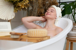 Image d’une femme se relaxant dans un bain.