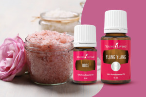 Image de sels de bain faits maison dans un bocal avec les huiles essentielles d’ylang-ylang et de rose.