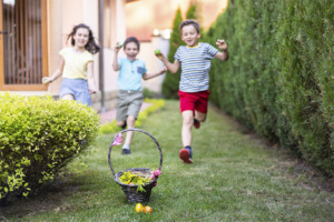 Imagem de crianças a correr numa caça aos ovos de Páscoa