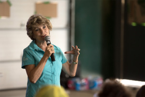 Image de Mary Young s’adressant à une audience.